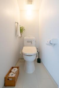 uma casa de banho com um WC e uma caixa de papel higiénico em CH Maezato em Ishigaki Island