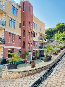 une rangée de bâtiments avec des plantes en pot devant eux dans l'établissement Keitylin Heights Apartments in Makindye, à Kampala