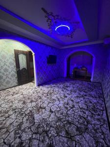 Habitación vacía con techo púrpura y dormitorio en Welcome TJ Apartment en Khujand
