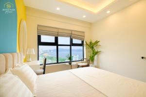 - une chambre avec un lit et une fenêtre dans l'établissement FLC Sea Tower Quy Nhơn- Đông Ngô House, à Quy Nhơn