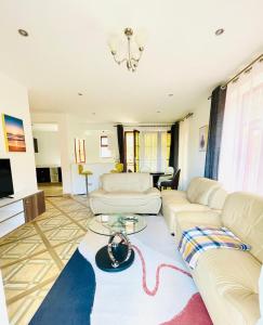 uma sala de estar com dois sofás e uma mesa em Keitylin Heights Apartments in Makindye em Kampala