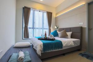 um quarto com uma cama grande e uma janela em 7mins to Mid Valley Central Of Old Klang Road By Nexx Field em Kuala Lumpur