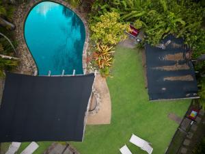 uma vista superior para uma piscina e relva em Balgal Beach Units em Rollingstone