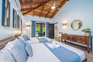 Ένα ή περισσότερα κρεβάτια σε δωμάτιο στο Tropical Retreat - Private Pool, Steps to Beach