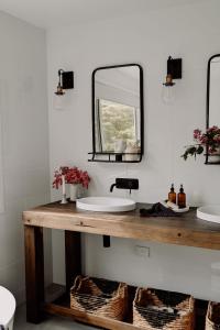 een badkamer met 2 wastafels en een spiegel bij The Pearl Tasmania in White Beach
