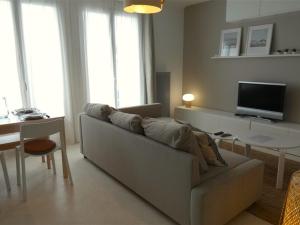 uma sala de estar com um sofá e uma mesa em Appartement Saint-Jean-de-Monts, 3 pièces, 5 personnes - FR-1-323-280 em Saint-Jean-de-Monts