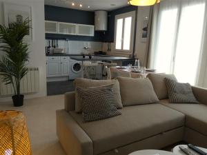 uma sala de estar com um sofá e uma cozinha em Appartement Saint-Jean-de-Monts, 3 pièces, 5 personnes - FR-1-323-280 em Saint-Jean-de-Monts