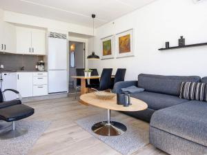 un soggiorno con divano e tavolo di Holiday home Ringkøbing III a Ringkøbing