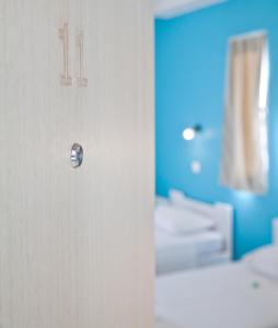 uma porta com o número num quarto em Hotel Melissanthi em Paralia Dionysiou