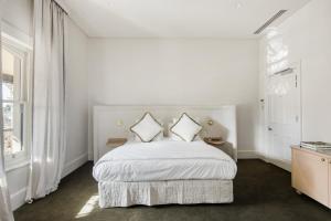 The Stirling Hotel客房内的一张或多张床位