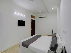 A bed or beds in a room at Collection O The Pinaki Residency Near Dlf Avenue Saket