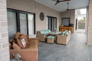 patio z kanapami i stołem na murze z cegły w obiekcie Treveth w mieście Angaston
