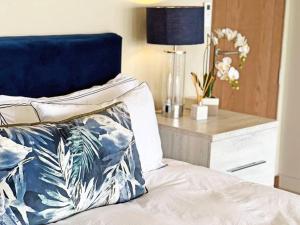 1 dormitorio con 1 cama con cabecero azul en Luxury 4 Bed Penthouse, Pool & stunning Sea views en Grand Baie