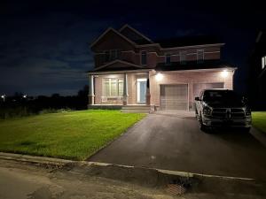 een auto geparkeerd voor een huis 's nachts bij Guest House Ottawa - Russell in Vars