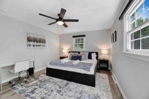 - une chambre avec un lit et un ventilateur de plafond dans l'établissement Oxon Hill Luxurious Home,5 min MGM&National Harbor, à Oxon Hill