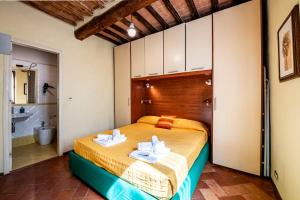 1 Schlafzimmer mit einem Bett und einem Bad in der Unterkunft The Sunflower in Siena