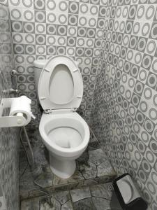 ラブハン・バジョにあるGio's Placeのバスルーム(白いトイレ付)
