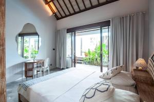 En eller flere senge i et værelse på Deluxe Tropical 6 BR Villa Near Beach