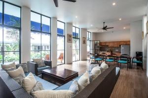 Et opholdsområde på Deluxe Tropical 6 BR Villa Near Beach