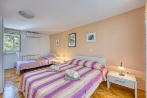 Postel nebo postele na pokoji v ubytování Pool House Klarina - Happy Rentals