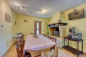 Kuchyň nebo kuchyňský kout v ubytování Pool House Klarina - Happy Rentals