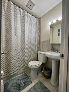 ein Bad mit einem WC und einem Waschbecken in der Unterkunft Cozy Cul de Sac Maryland Home near FedEx Field in District Heights