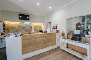 ein Geschäft mit Theke und Theke sidx sidx sidx in der Unterkunft Hospitality Carnarvon, SureStay Collection by Best Western in Carnarvon