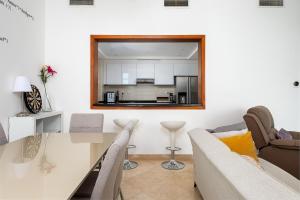 - un salon avec une table et un canapé dans l'établissement Dubai Marina 2BR Beach Oasis, à Dubaï