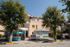 un bâtiment avec une voiture garée sur un parking dans l'établissement Central Modern Apt with Garden, à Struga