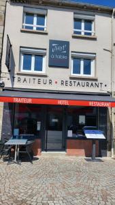 ein Gebäude mit einem Schild für ein renommiertes Restaurant in der Unterkunft Set A Table in Broons