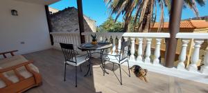 バジェエルモソにあるVv Casa Zoila A 15 Minutos del Garajonayのバルコニー(テーブル、椅子付)