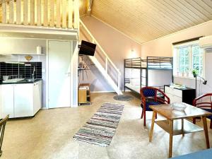 sala de estar con mesa y escalera en Holiday Home Målaretorpsvägen, en Borgholm