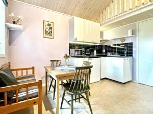 cocina y comedor con mesa y sillas en Holiday Home Målaretorpsvägen, en Borgholm