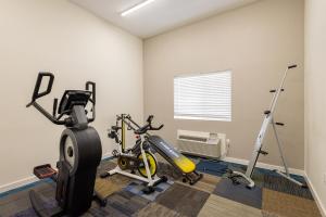 un gimnasio con 2 bicicletas estáticas en una habitación en Coratel Inn & Suites by Jasper Inver Grove Heights, en Inver Grove Heights
