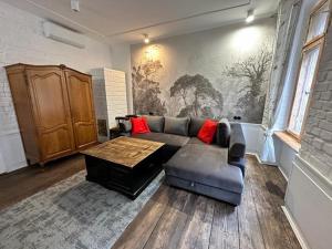 een woonkamer met een bank en een salontafel bij Apartament 511 Gold in Toruń