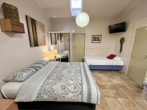 um quarto com duas camas num quarto em Westside Studio Apartments em Armidale