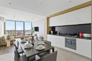 uma cozinha e sala de jantar com mesa e cadeiras em New listing! Amazing Park River View Luxury 3B2B em Melbourne