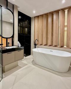 uma grande casa de banho com uma grande banheira e um lavatório em I-VISTA HOTEL em Tawau