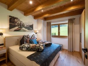 Una cama o camas en una habitación de Das Kaiserwohl Chalet