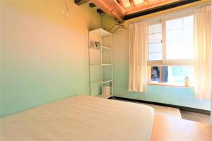Un dormitorio con una cama grande y una ventana en NagNe House Boutique Hanok, en Seúl