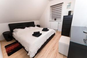 Ένα ή περισσότερα κρεβάτια σε δωμάτιο στο ŁOSOSINA 365 Dom z basenem +23 φωτογραφίες