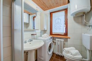 Ένα μπάνιο στο Appartamento Rochebrune 200m from Ski - Happy Rentals