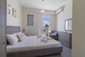 una camera con letto, scrivania e lavandino di Enchanted Sunlit Villa Retreat a Isthmia