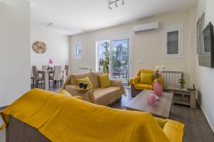 un soggiorno con divano e tavolo di Enchanted Sunlit Villa Retreat a Isthmia