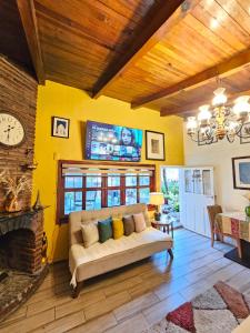 - un salon avec un canapé et une télévision dans l'établissement Villas De Los Pinos, à Mazamitla