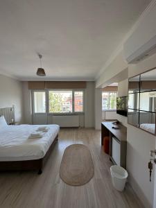 1 dormitorio con cama grande y ventana grande en Well Hotel Edirne, en Edirne