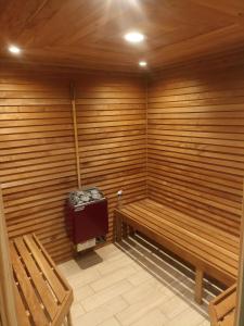 una sauna con panchina e box di Suite Spa a Cuauhtémoc