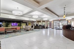 スライデルにあるHoliday Inn Hotel & Suites Slidell by IHGの待合室付病院ロビー