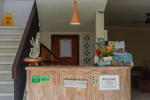 un mostrador de madera con letreros en una casa en Puri Canggu Villas & Rooms, en Canggu