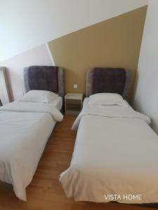 dos camas sentadas una al lado de la otra en una habitación en Imperium Residence Kuantan 2 Bedroom Sea View, en Kuantan